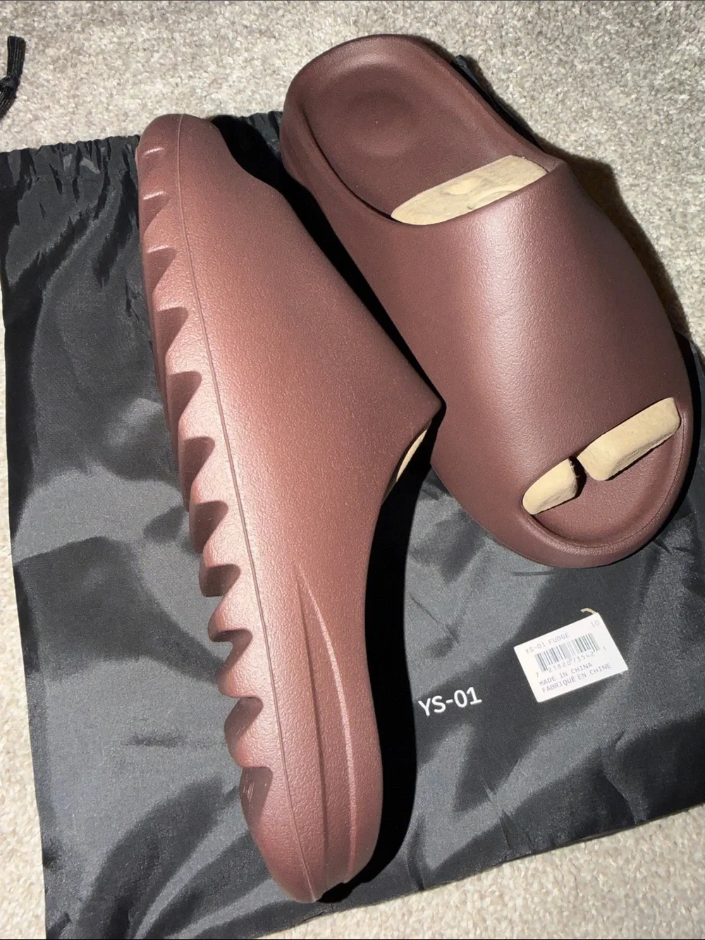 foam-slide aesthetic similar to Yeezy slides brand YS-01‎